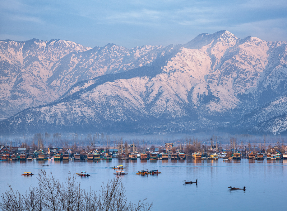 Dal Lake Srinagar In Winter