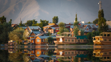 places to visit near srinagar in august